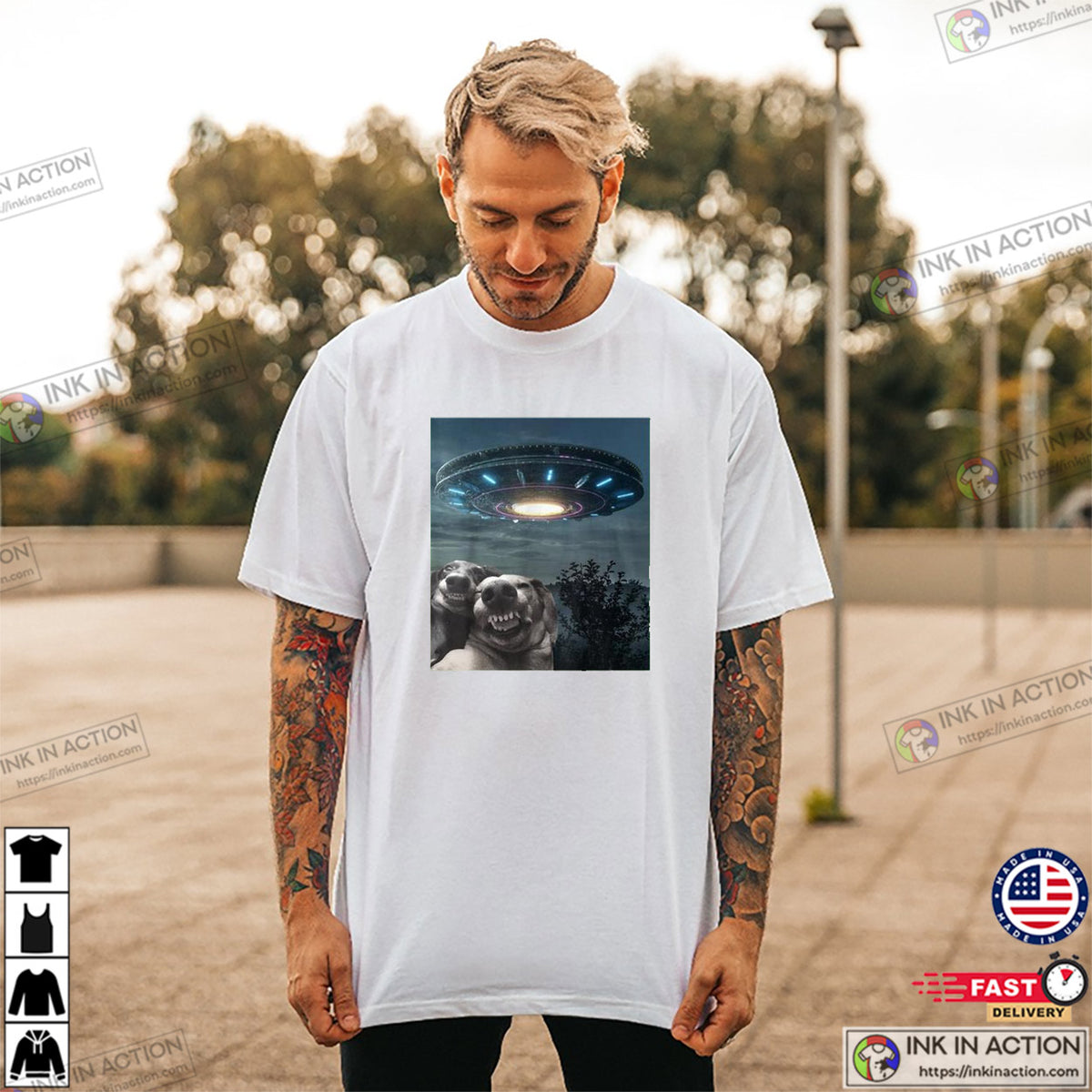 Selfie Dogs With Alien UFO Funny T-shirt