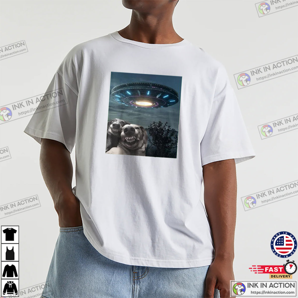 Selfie Dogs With Alien UFO Funny T-shirt
